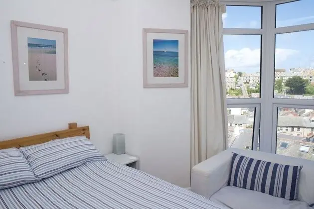 Tek Büyük Yataklı Oda, Deniz Manzaralı (Larger Room)