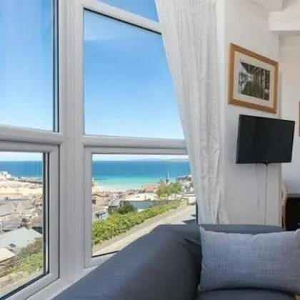 Tek Büyük Yataklı Oda, Deniz Manzaralı (Larger Room)