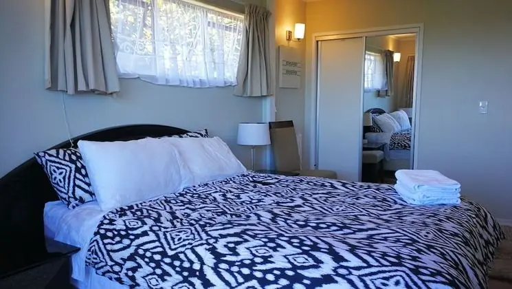 Tek Büyük Yataklı Oda, 1 Çift Kişilik Yatak, Ortak Banyo, Liman Manzaralı (# 2)