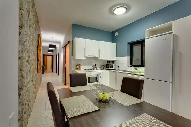 Apart Daire, 2 Yatak Odası, Balkon, Liman Manzaralı