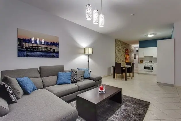 Apart Daire, 2 Yatak Odası, Balkon, Liman Manzaralı