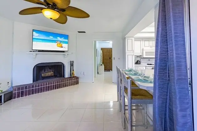 Ev (Hardee House in Gulf Gate Neighborhoo)