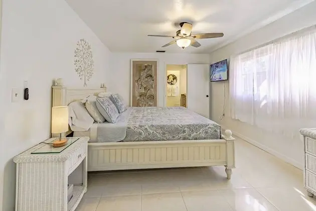 Ev (Hardee House in Gulf Gate Neighborhoo)