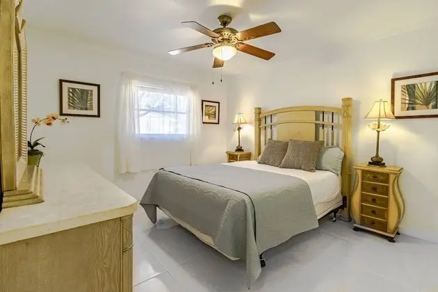 Ev (Hardee House in Gulf Gate Neighborhoo)
