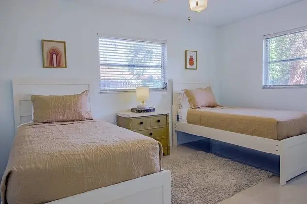 Ev (Hardee House in Gulf Gate Neighborhoo)