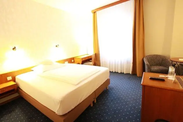 Business Tek Büyük Yataklı Oda