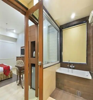 Suite Room With Bathtub