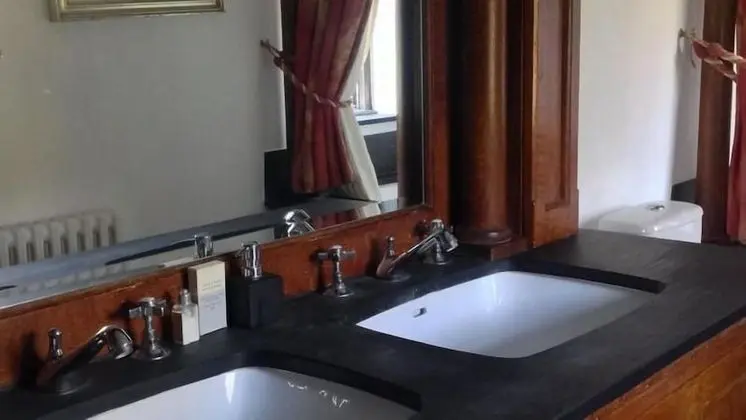 Superior Tek Büyük Yataklı Oda, Banyolu/Duşlu, Bahçe Manzaralı (The Tabor Room)