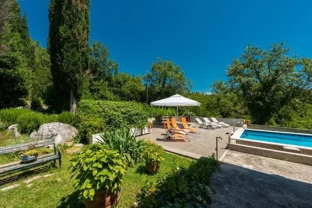 Apart Daire (One-Bedroom Apartment with Patio)