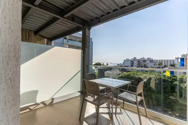 Tek Büyük veya İki Ayrı Yataklı Oda, Kısmi Deniz Manzaralı