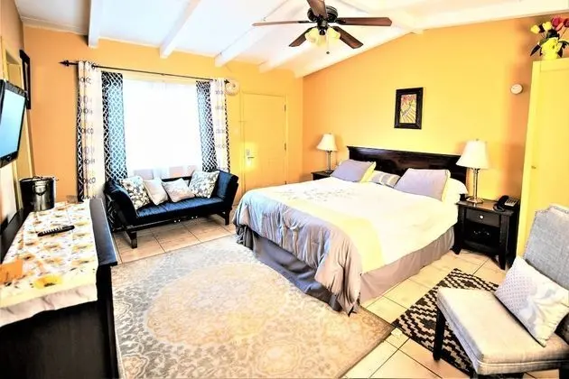 Deluxe king with full kitchen