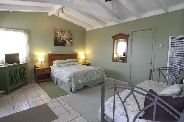 Deluxe Two Full Sized beds with Kitchen