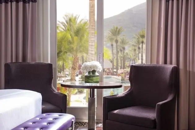 Dive Inn Room, 2 Queen Beds, Non Smoking, Pool View