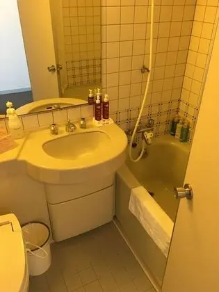 Dört Kişilik Oda, Sigara İçilmez, Okyanus Manzaralı