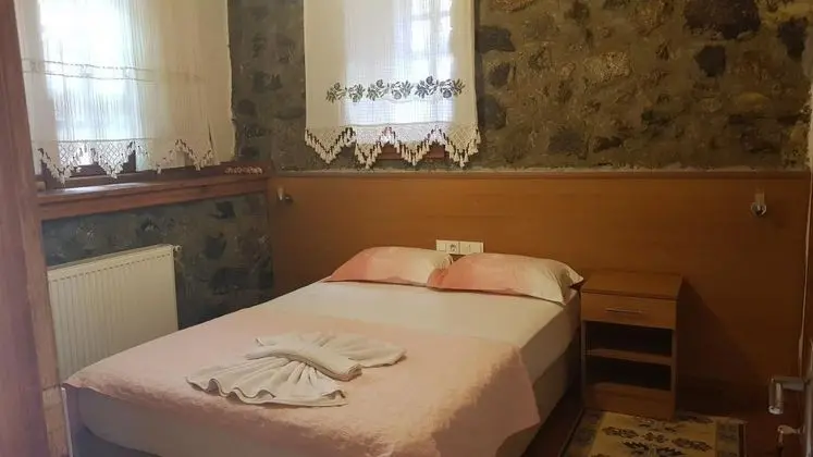Çift Kişilik, Sokak Manzaralı