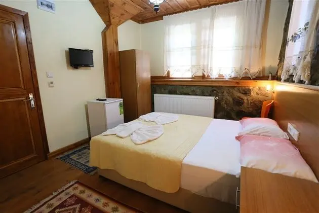 Çift Kişilik, Sokak Manzaralı