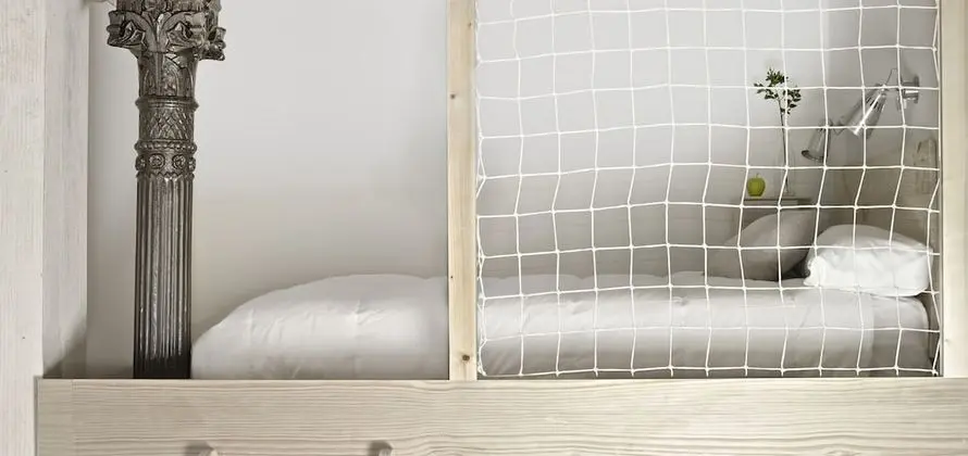 Ortak Ranzalı Oda, Sadece kadınlar için, Özel Banyo (One Single Bed in a 4-ocuppant room)