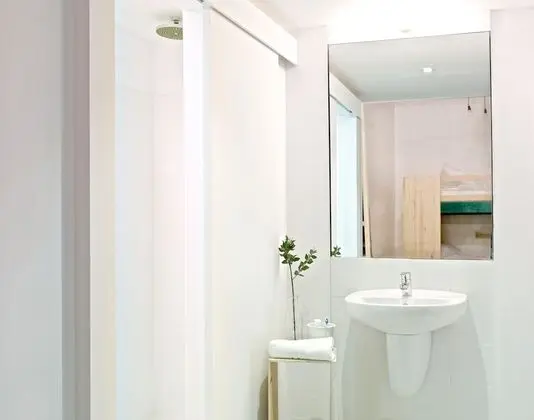 Ortak Ranzalı Oda, Sadece kadınlar için, Özel Banyo (One Single Bed in a 4-ocuppant room)