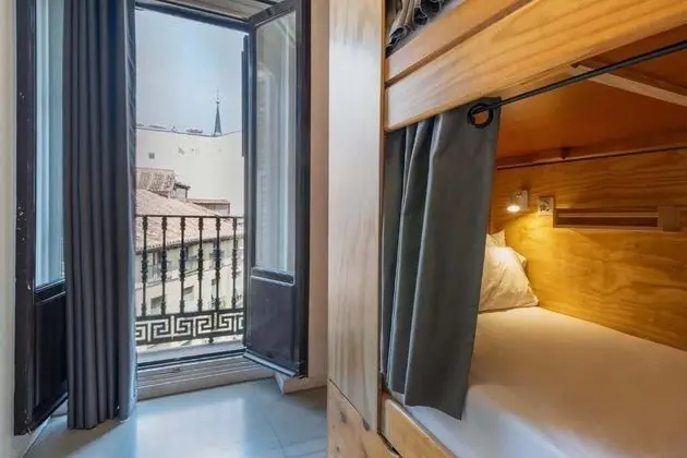 Ortak Ranzalı Oda, Sadece kadınlar için, Özel Banyo (One Single Bed in a 4-ocuppant room)