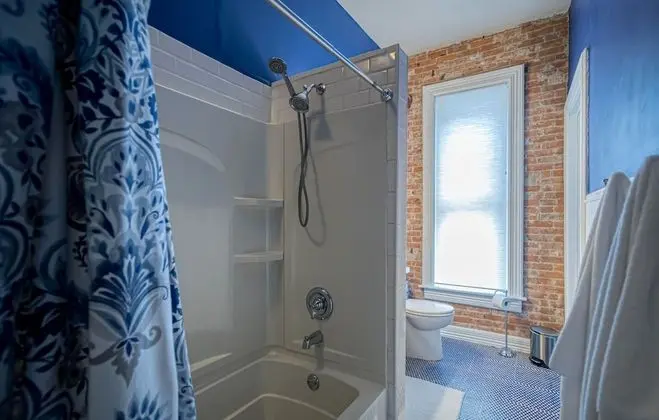 Basic Oda, 1 Büyük (Queen) Boy Yatak, Sigara İçilmez, Ortak Banyo