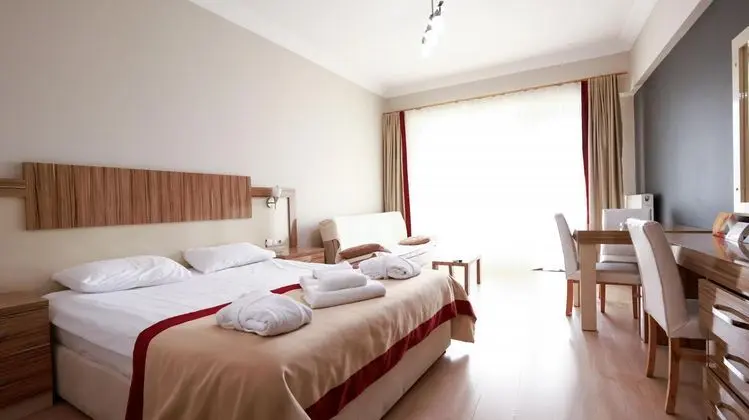 Standart Oda,Kara ve Havuz Manzaralı,Balkonlu