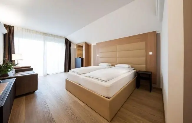 Panoramic Tek Büyük Yataklı Oda, Balkon, Göl Manzaralı