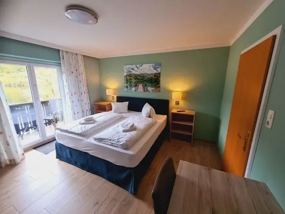 Tek Büyük Yataklı Oda, Balkon, Göl Manzaralı