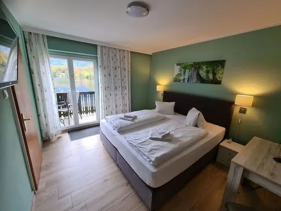 Tek Büyük Yataklı Oda, Balkon, Göl Manzaralı