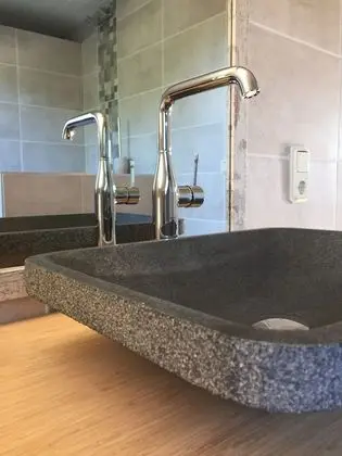 Deluxe Tek Büyük Yataklı Oda (De Amethist Kamer)