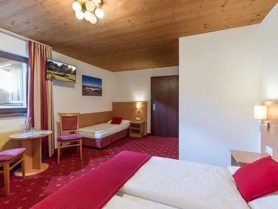 Üç Kişilik Oda, Banyolu/Duşlu, Avlu Manzaralı