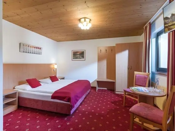 Üç Kişilik Oda, Banyolu/Duşlu, Avlu Manzaralı