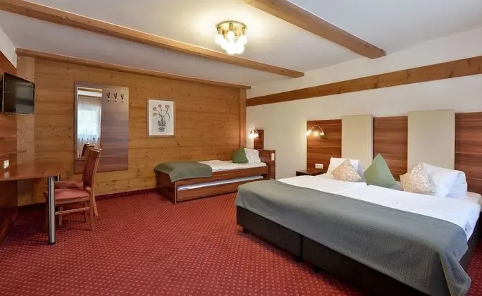 Üç Kişilik Oda, Banyolu/Duşlu, Avlu Manzaralı