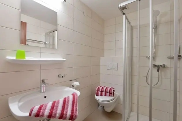 Üç Kişilik Oda, Banyolu/Duşlu, Avlu Manzaralı