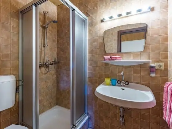 Üç Kişilik Oda, Banyolu/Duşlu, Avlu Manzaralı