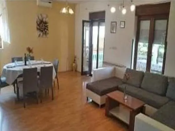 Ev (Four Bedroom Holiday Home with Terrac)