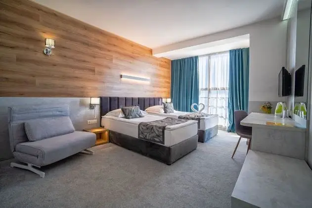 Tek Büyük veya İki Ayrı Yataklı Oda, Balkon, Deniz Manzaralı