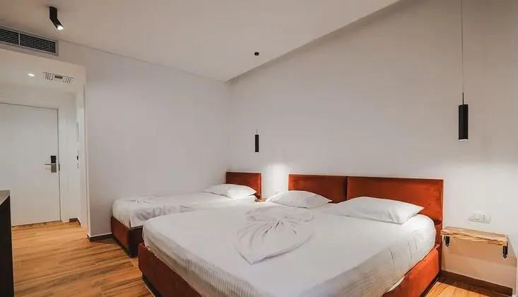 Üç Kişilik Oda, Deniz Manzaralı