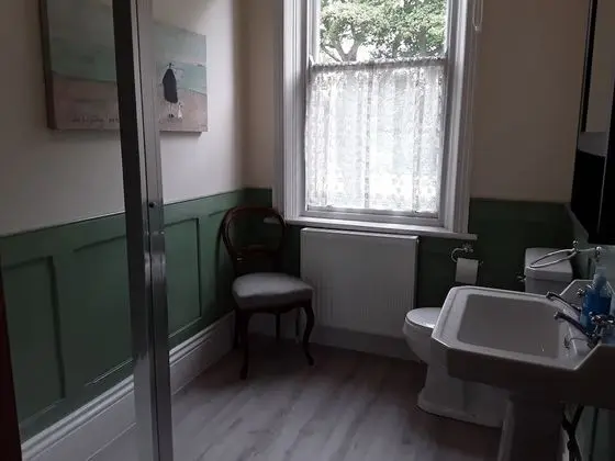 Tek Büyük Yataklı Oda, Ortak Banyo