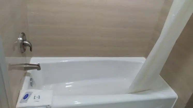 Oda, 2 Büyük (Queen) Boy Yatak, Buzdolabı ve Mikrodalga