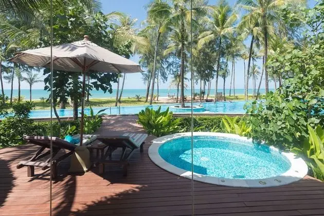 Oceanfront Jacuzzi Villa (Adults Only)