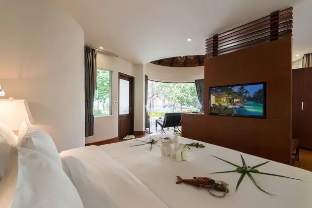 Oceanfront Jacuzzi Villa (Adults Only)