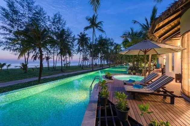 Oceanfront Jacuzzi Villa (Adults Only)