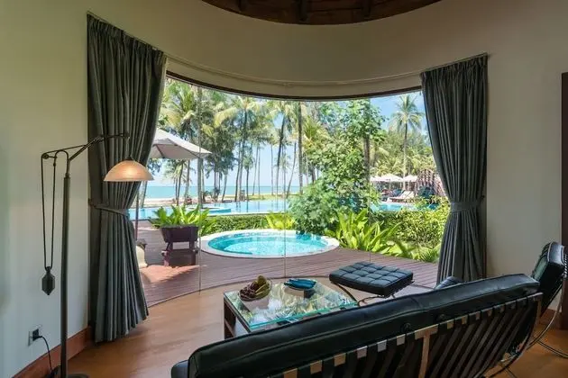Oceanfront Jacuzzi Villa (Adults Only)