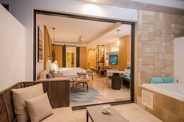 Junior Süit, 1 En Büyük (King) Boy Yatak, Balkon, Kısmi Deniz Manzarası