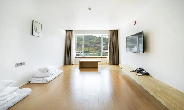 Standard Ondol Mountain [Free Warm Pool, Risabu Cruise Weekday KRW9900, Cable Car KRW11800]