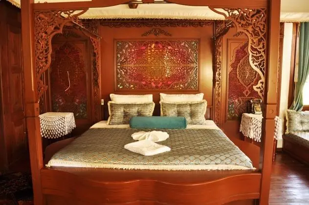 Corner Room, Şehir Manzaralı
