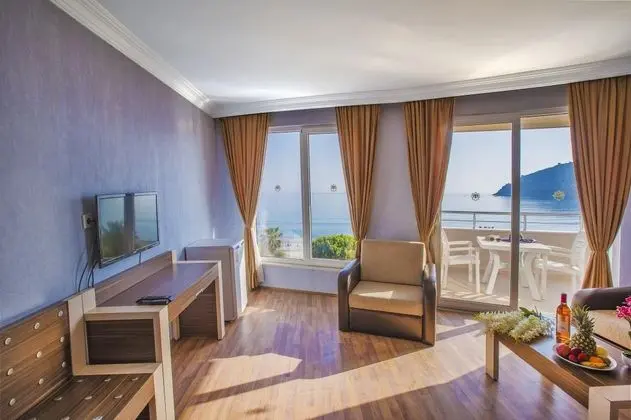 Dört Kişilik Oda, Deniz veya Kara Manzaralı, Balkonlu