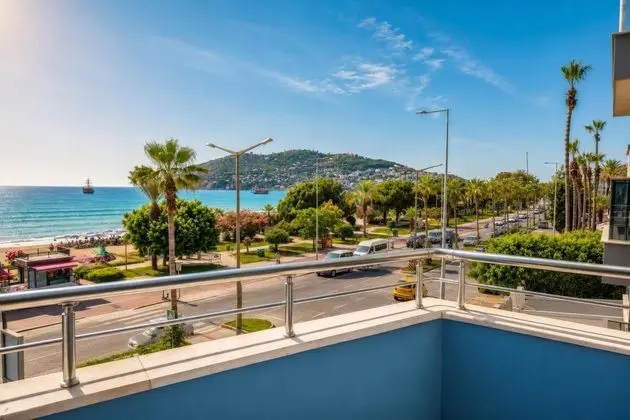 Dört Kişilik Oda, Deniz veya Kara Manzaralı, Balkonlu