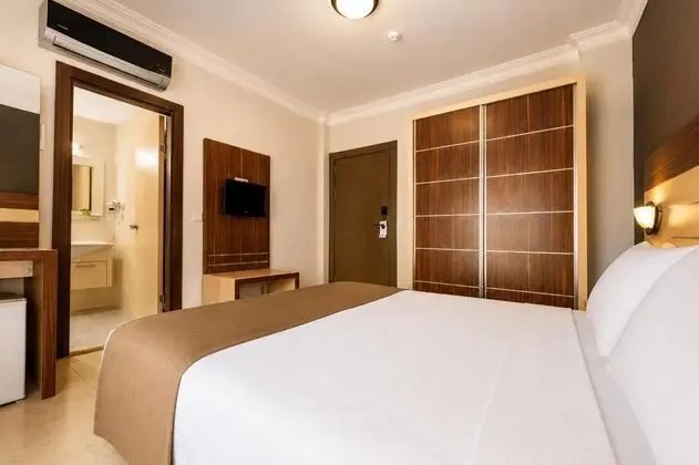 Standart Oda, Deniz veya Kara Manzaralı, Balkonlu