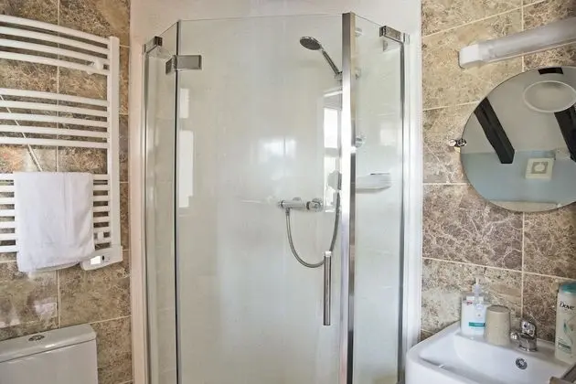 Standard Üç Kişilik Oda, Banyolu/Duşlu, Bahçe Manzaralı (Ground Floor)